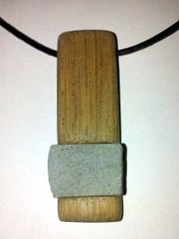Collier mit Sandstein aus Burgdorf auf Holz