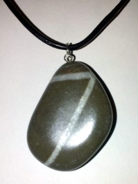 Collier aus grauem Stein mit Einschlüssen