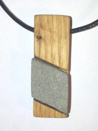 Collier mit Sandstein aus Burgdorf auf Holz